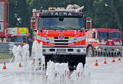 Sicherheitstraining: Premiere für Oelsnitzer Gäste - Mit ihrem Tatra übten die Brandbekämpfer der Feuerwehr aus Chodov auf dem Sachsenring brenzlige Situationen.