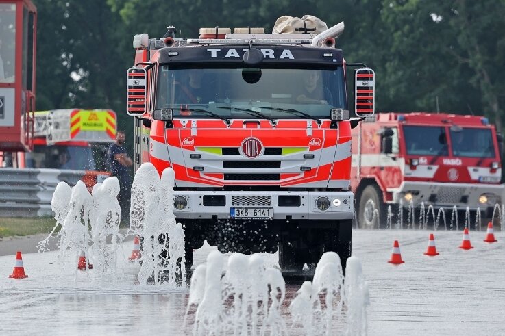 Sicherheitstraining: Premiere für Oelsnitzer Gäste - Mit ihrem Tatra übten die Brandbekämpfer der Feuerwehr aus Chodov auf dem Sachsenring brenzlige Situationen.