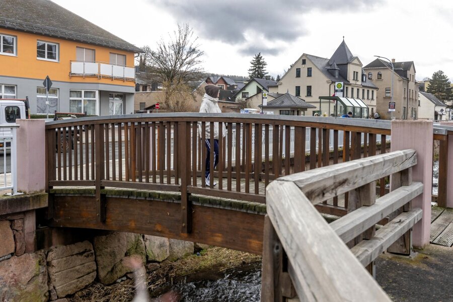 Sicherheitsupgrade für Ellefeld: Holzbrücken und Parkweg im Fokus - Alle sechs Holzbrücken im Ort erhalten ein zusätzliches Geländer. Hier im Bild Knoll‘s Brücke gegenüber der ehemaligen Sparkassen-Filiale.