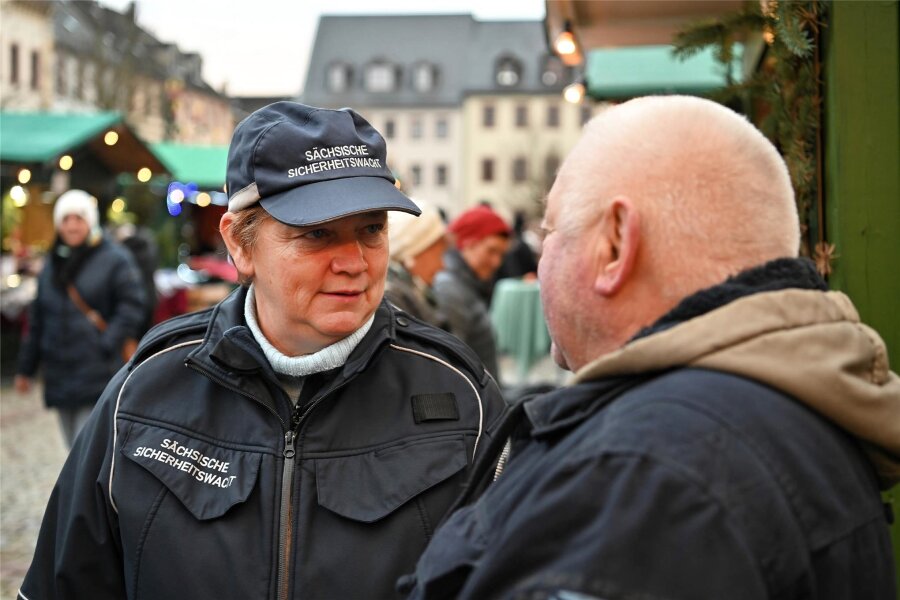 Sicherheitswacht in Rochlitz: Unterwegs mit den Netten - Seit 20 Jahren engagiert sich Ute Michaelis ehrenamtlich bei der Sicherheitswacht. Deshalb ist die 56-Jährige auch bekannt in der Stadt. Rasch ergeben sich Gespräche mit Bürgern, wie hier zum Weihnachtsmarkt in Rochlitz.