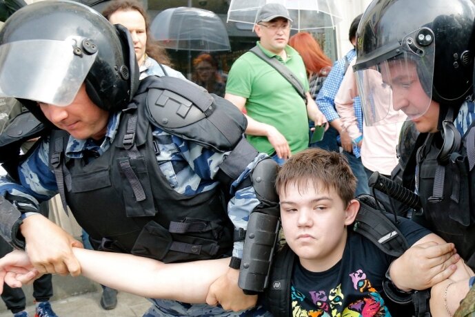 "Sie fangen diesmal jeden ein, der nur den Mund aufmacht" - In Moskau wurden bei der von der Opposition organisierten, aber nicht erlaubten Demonstration auch minderjährige Protestierer von den Sondertruppen des Innenministeriums abgeführt.