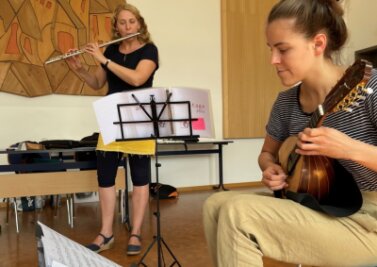 Sie feilen an ihrem musikalischen Können - Susanne Maaß (hinten) bei der Einzelprobe mit Maja Schütze, die die Mandoline spielt. 