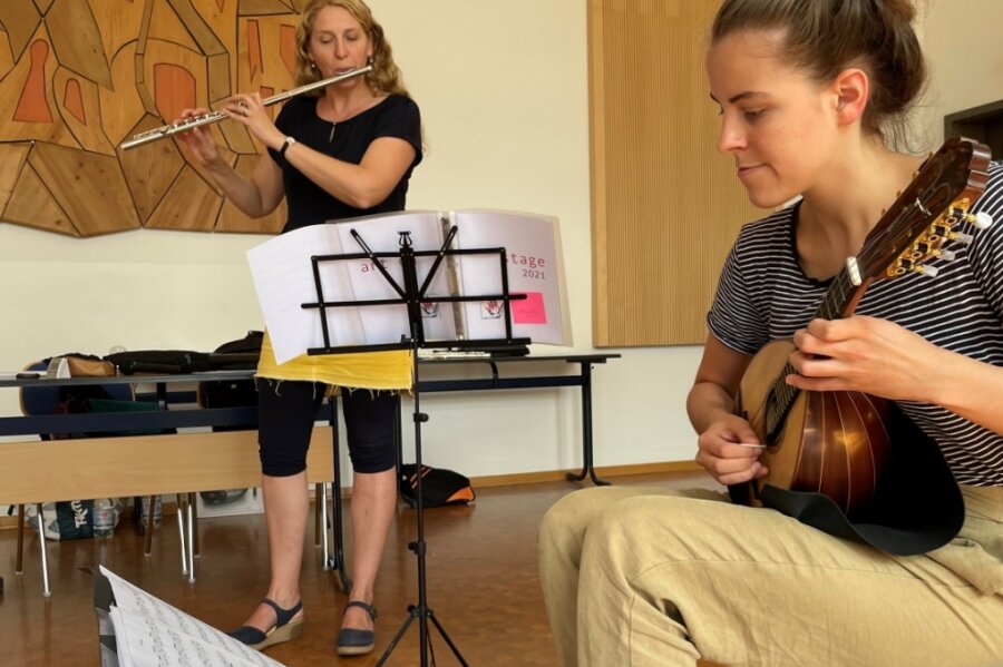 Sie feilen an ihrem musikalischen Können - Susanne Maaß (hinten) bei der Einzelprobe mit Maja Schütze, die die Mandoline spielt. 
