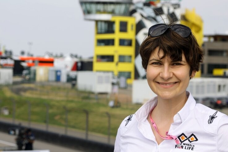 Judith Pieper-Köhler ist nicht nur für Renn-Teams am Sachsenring im Einsatz. Sie arbeitet auch für die Organisation Two Wheels for Life, die sich dafür einsetzt, dass es in abgelegenen Regionen Afrikas eine medizinische Grundversorgung für die Menschen gibt.