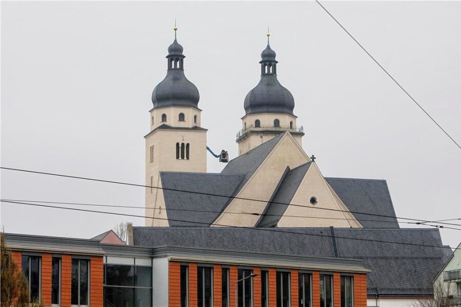 Sie haben den höchsten Arbeitsplatz Plauens - Mit einer großen Hebebühne war jetzt das Team der Plauener Dachdeckerei Marcus Wietzel am Turm der Johanniskirche und dessen Schieferbedachung zugange.