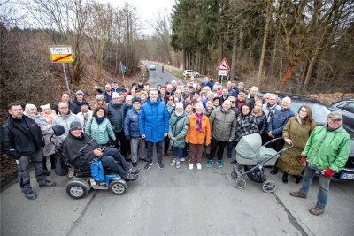 Sie haben genug: Plauener kritisieren miserablen Straßenzustand - Einem spontanen Aufruf zum Austausch über den Sanierungsbedarf folgten rund 70 Jößnitzer.