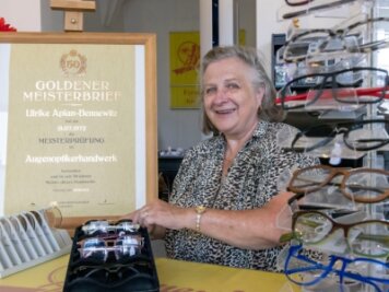 Sie hat auch nach Jahrzehnten Freude am Optikerberuf - Ulrike Apian-Bennewitz blickt auf 50 Jahre als Augenoptikermeisterin zurück. 