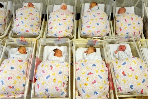 Babys liegen zusammen auf einer Neugeborenenstation im Krankenhaus: Bei der Namenswahl für den Nachwuchs lassen sich Erzgebirger einiges einfallen, wie eine neue Statistik zeigt. 