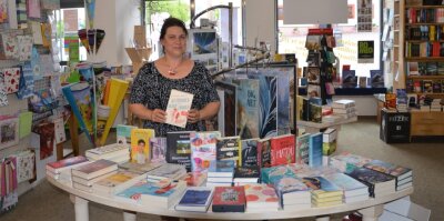 Sie ist Buchhändlerin und manchmal einfach Zuhörerin - Silvia Hengmith führt seit elf Jahren die Buchhandlung in Meerane. 