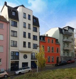 Sie ist eine der steilsten Straßen in Plauen - Diese Häuser stehen an der Reichsstraße, eine steile Straße und einst ein bedeutender Handelsweg mitten in Plauen. 