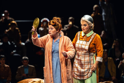 Freundinnen im Duett: Elisabeth Dopheide (links) und Paula Meisinger spielen in der Oper "Die drei Wünsche" Herrin und Hausangestellte. Wobei die Frage ist, wer hier wem was zu sagen hat. 