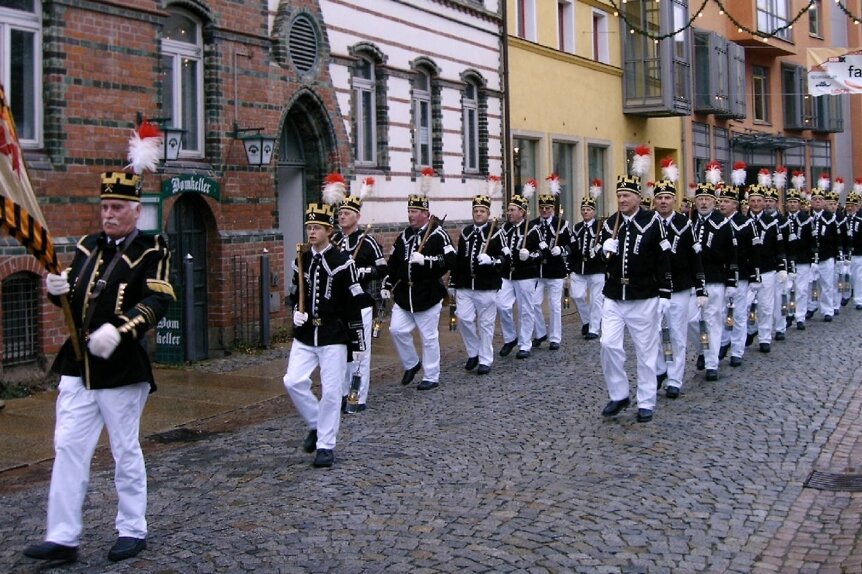 Sie wollen im Habit an Knochenjobs erinnern - Bergbau-Verein-Parade: Zur Erinnerung an eine lange Tradition geht es im Habit auf den Marsch durch die Zwickauer Innenstadt. 