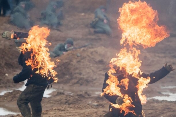 Männer in Nazi-Uniformen gehen in Flammen auf. Ein Russe meint: "Wenn unsere Großväter euch nicht fertiggemacht haben, machen wir euch fertig."