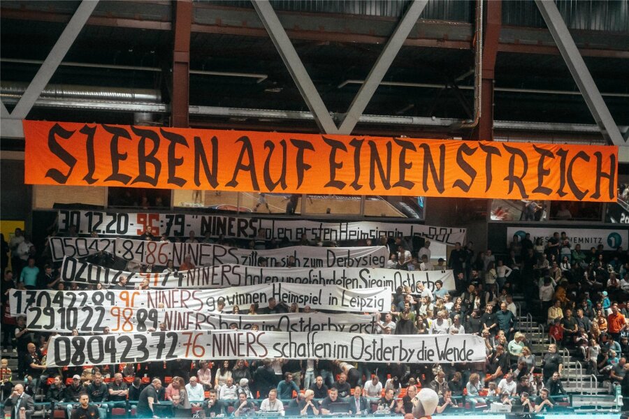 Sieben auf einen Streich: Niners Chemnitz bauen Siegesserie aus - Mit diesem Banner machten die Fans klar, was sie haben wollten: den siebenten Sieg im siebenten Erstligaspiel gegen Weißenfels. Und sie zeigten noch einmal auf, wie die bisherigen sechs Ostderbys in der Bundesliga ausgegangen sind - mit Überschriften aus der "Freien Presse".