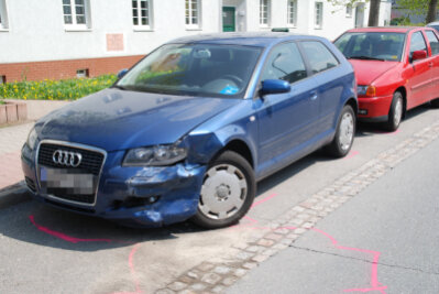 Sieben Autos bei Unfall in Limbach-Oberfrohna beschädigt - Mehrere geparkte Autos sind am Sonntagmorgen in Limbach-Oberfrohna beschädigt worden.