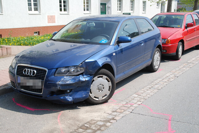 Sieben Autos bei Unfall in Limbach-Oberfrohna beschädigt - Mehrere geparkte Autos sind am Sonntagmorgen in Limbach-Oberfrohna beschädigt worden.