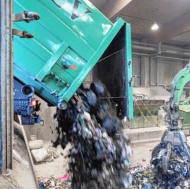 Sieben Hürden vor Aufarbeitung des Müll-Desasters im Vogtland - Hausmülllieferung bei der KEV in Oelsnitz: Die Abfallwirtschaft des Vogtlandkreises steht nach Rechnungshof-Kritik im Fokus. 