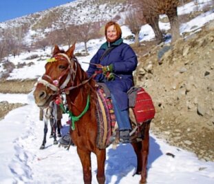 Gabriele Fänder auf einem Pferd in der Provinz Badakhshan