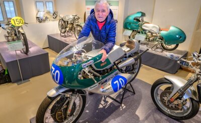 Sieben Motorräder und eine Legende - Rennsportlegende Heinz Rosner (83) mit seiner MZ RZ 300, mit der er bis 2019 noch regelmäßig Oldtimer-Rennen fuhr. Bis zu 260 Kilometer pro Stunde schafft die 160 Kilogramm schwere Maschine.