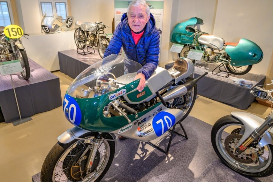 Sieben Motorräder und eine Legende - Rennsportlegende Heinz Rosner (83) mit seiner MZ RZ 300, mit der er bis 2019 noch regelmäßig Oldtimer-Rennen fuhr. Bis zu 260 Kilometer pro Stunde schafft die 160 Kilogramm schwere Maschine.