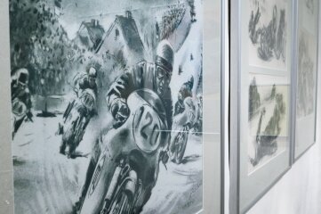 Sieben Motorräder und eine Legende - Nicht nur Motorräder, sondern auch Bilder und ein Video vermitteln Eindrücke vom Rennsportgeschehen.