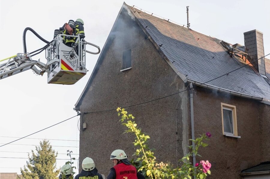 Siebenlehn: Feuerwehr rettet bewusstlosen Mann aus brennendem Haus - In Siebenlehn brannte am Sonntag ein Dachstuhl. 