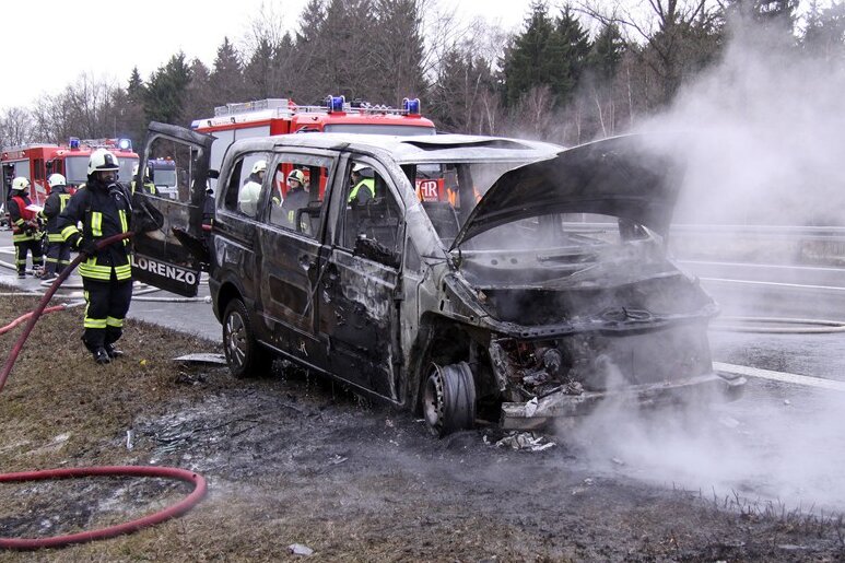 Siebenlehn: Kleinbus auf Autobahn ausgebrannt - 