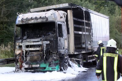 Siebenlehn: Laster ausgebrannt - Stau auf A4 - Offenbar wegen eines technischen Defekts ist am Mittwochnachmittag auf der A4 bei Siebenlehn ein Sattelzug ausgebrannt.