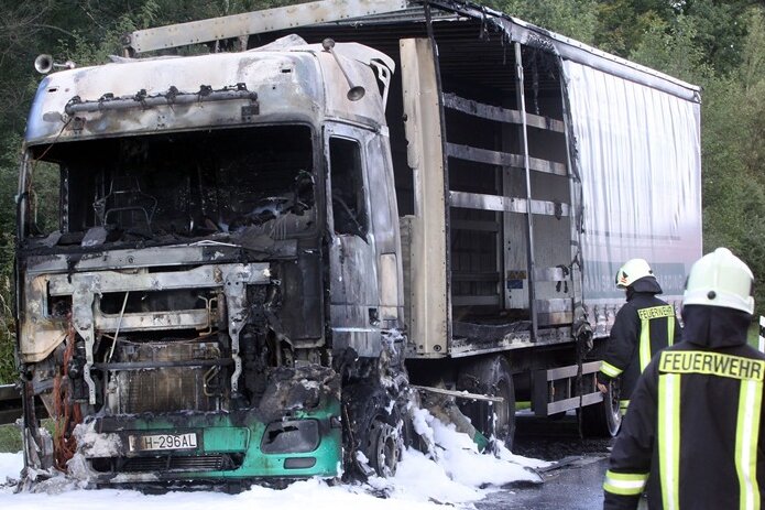 Siebenlehn: Laster ausgebrannt - Stau auf A4 - Offenbar wegen eines technischen Defekts ist am Mittwochnachmittag auf der A4 bei Siebenlehn ein Sattelzug ausgebrannt.