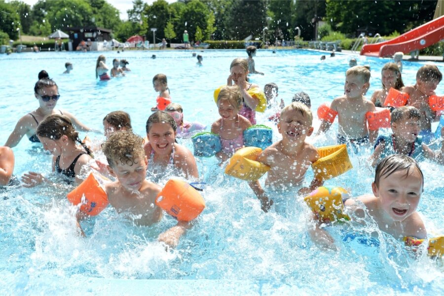 Siebenlehn: Wie die Schwimmkurse im Romanusbad ankommen - Die Kinder absolvieren im Romanusbad Siebenlehn Planschübungen, um sich notfalls über Wasser halten zu können.