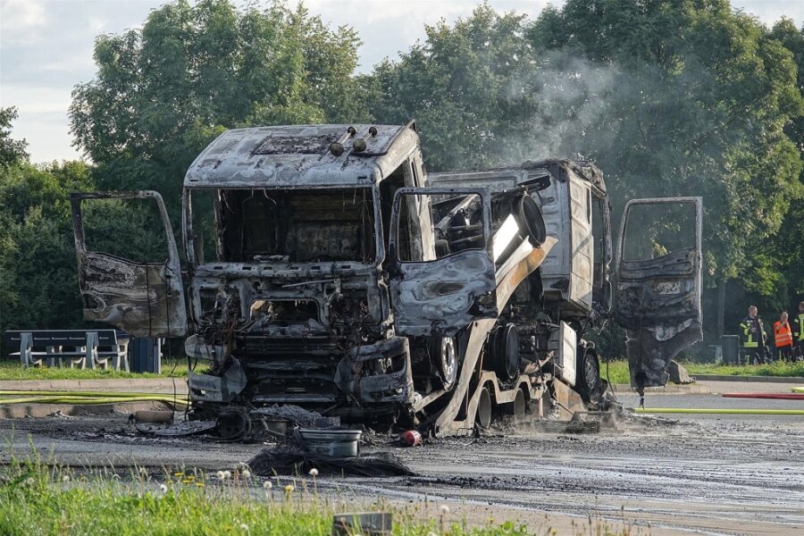 Siebenlehn: Zwei Lkw und ein Hänger stehen in Flammen - Die Fahrzeuge brannten völlig aus.