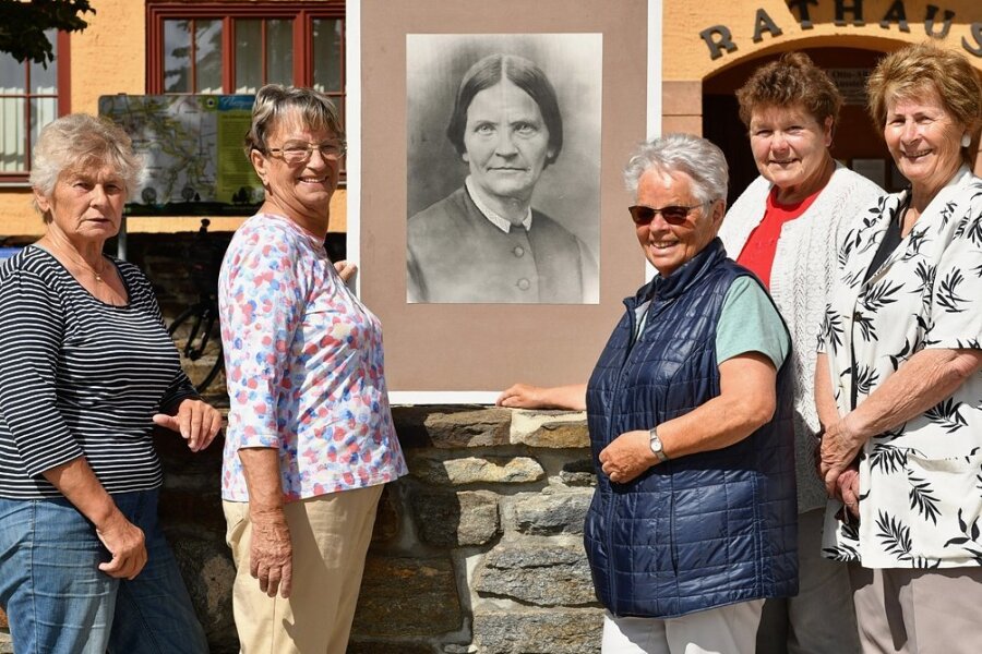 Die Amalie-Dietrich-Gedenkstätte befindet sich im historischen Rathaus in Siebenlehn. Die Ehrenamtlerinnen Isolde Bär, Hannelore Heyl, Maria Zill, Heidemarie Bernig und Renate Bärsch (von links) gehören zum Betreuerteam der Ausstellung. 