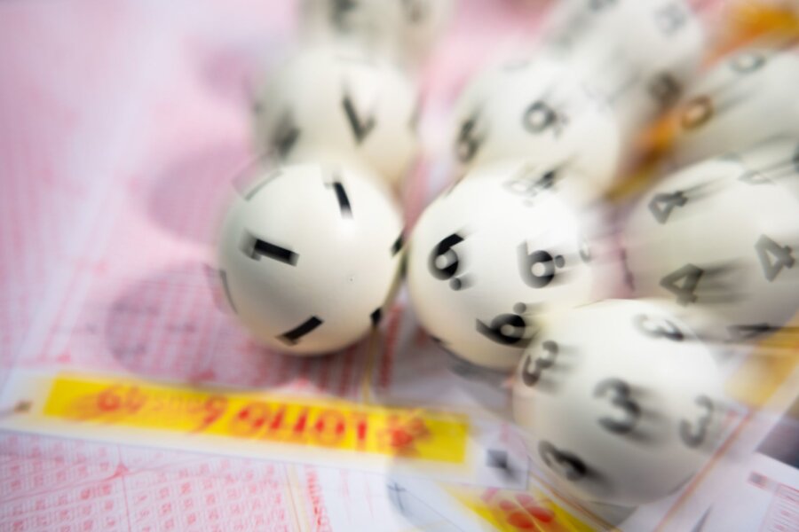 Siebter Millionengewinner des Jahres bei Lotto aus Sachsen - Lotto-Kugeln liegen auf einem Lottoschein.