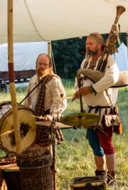 Siedlerhochzeit liefert Auftakt für großes Festgelage - Mittelalterliche Klänge lenkten die schmausende Festgesellschaft ab.