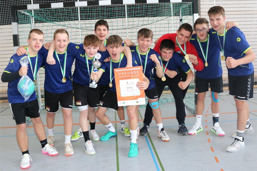 Sieg bei „Jugend trainiert für Olympia“: Junge Brander Gymnasiasten dürfen jubeln - Geschafft: Die Handballer des Bernhard-von-Cotta-Gymnasiums haben das Landesfinale „Jugend trainiert für Olympia“ gewonnen.
