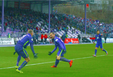 Sieg im Stadion-Abschieds-Spiel: Aue gewinnt 2:0 gegen Fortuna Köln - 
