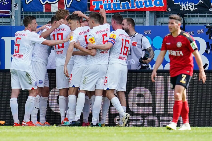 Sieg in Wiesbaden: Kiel vor erstem Bundesliga-Aufstieg - Mit dem Auswärtssieg in Wiesbaden machte Kiel den nächsten großen Schritt Richtung Aufstieg.