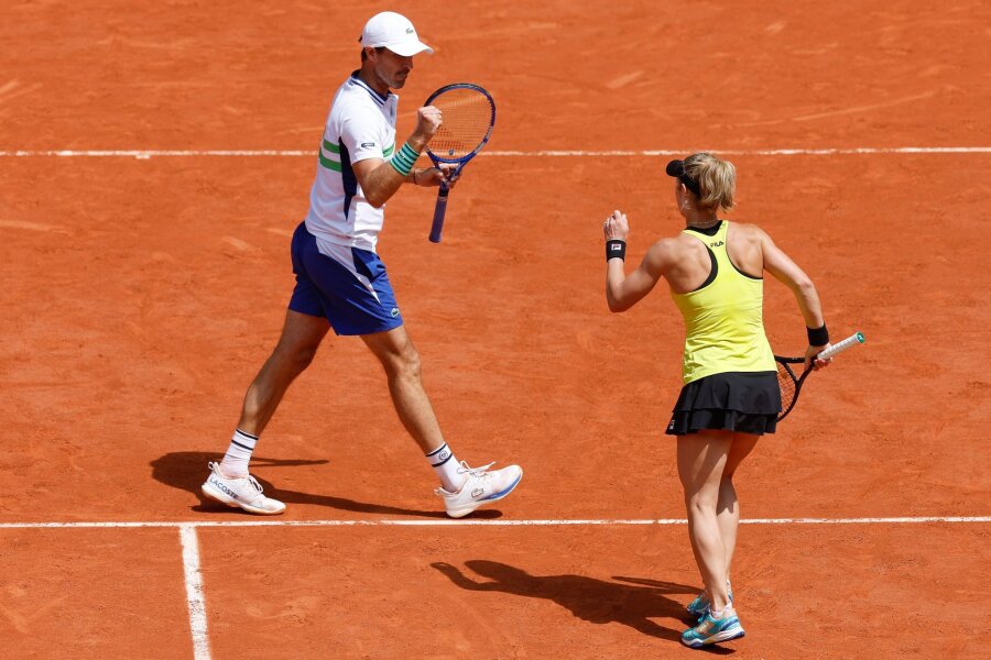 Siegemund gewinnt Grand-Slam-Titel im Mixed bei French Open - Laura Siegemund und Edouard Roger-Vasselin jubeln nach einem Punktgewinn.