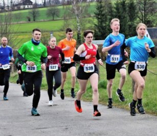 Siegerin mit Leubsdorfer Wurzeln - Nicht zu stoppen: Selina Planken (Nr. 530/r.) konnte beim 27. Drängberglauf am Sonntag in Leubsdorf über die 5 Kilometer ihren Erfolg aus dem Vorjahr wiederholen. 