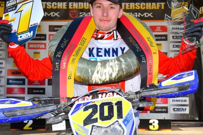 Siegerkranz nach Galavorstellung - Luca Fischeder aus Geringswalde hat beim Heimspiel abgeräumt. Er gewann nicht nur in seiner Klasse E3, sondern auch erstmals die übergreifende Championatswertung. 