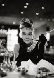 Siegeszug einer Allzweckwaffe - Audrey Hepburn war ein Star, 31 Jahre als und eben Mutter geworden, als sie mit "Frühstück bei Tiffany" endgültig zur Stilikone avancierte. 