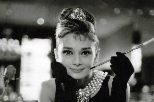 Siegeszug einer Allzweckwaffe - Audrey Hepburn war ein Star, 31 Jahre als und eben Mutter geworden, als sie mit "Frühstück bei Tiffany" endgültig zur Stilikone avancierte. 