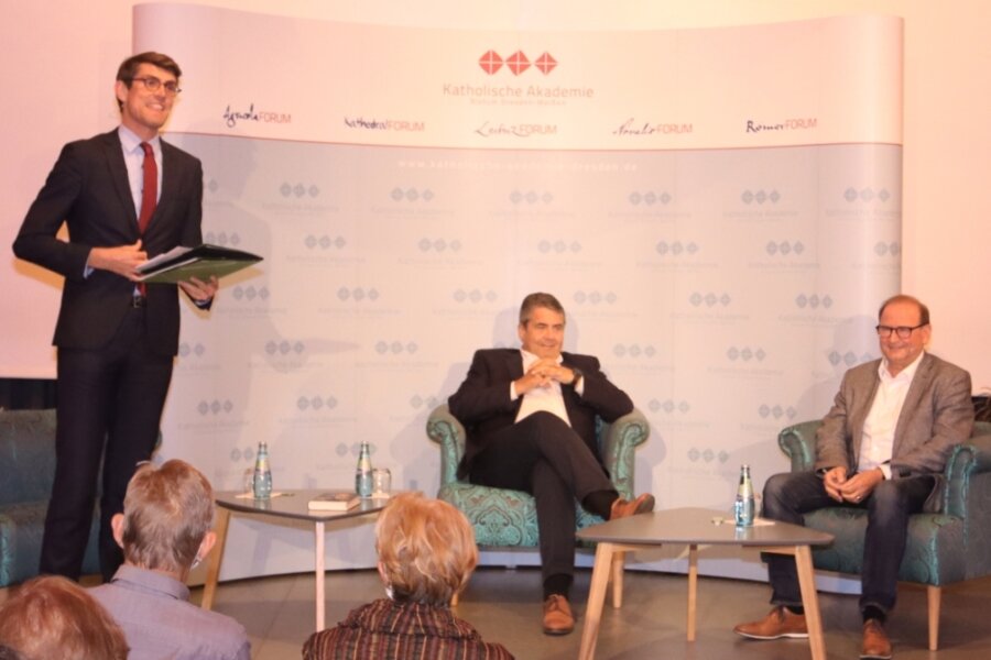 Moderator Thomas Arnold, Sigmar Gabriel und Jürgen Opitz (von links) diskutierten im Peter-Breuer-Gymnasium über Außenpolitik, den Klimawandel und die Flüchtlingskrise 2015. 