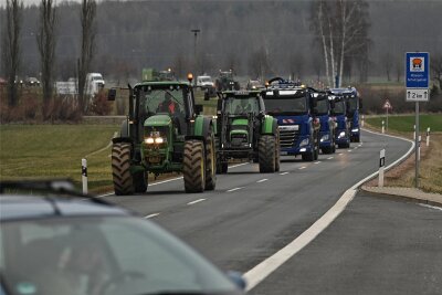 Signal an der A 72 bei Penig: Bauern protestieren - Ein Bild einer Protestaktion von Bauern im Raum Rochlitz im Januar 2024. In dieser Woche haben Landwirte an zwei Autobahnbrücken in Penig protestiert.