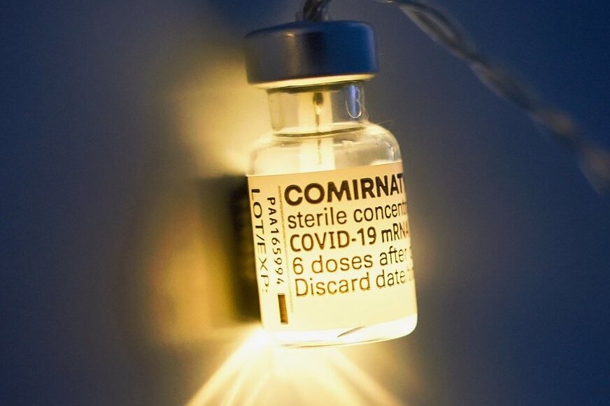 Für die einen ein Licht am Ende des Tunnels, für die anderen ein Funke, an dem sich Streit entzündet: der Comirnaty-Impfstoff von Biontech/Pfizer. 