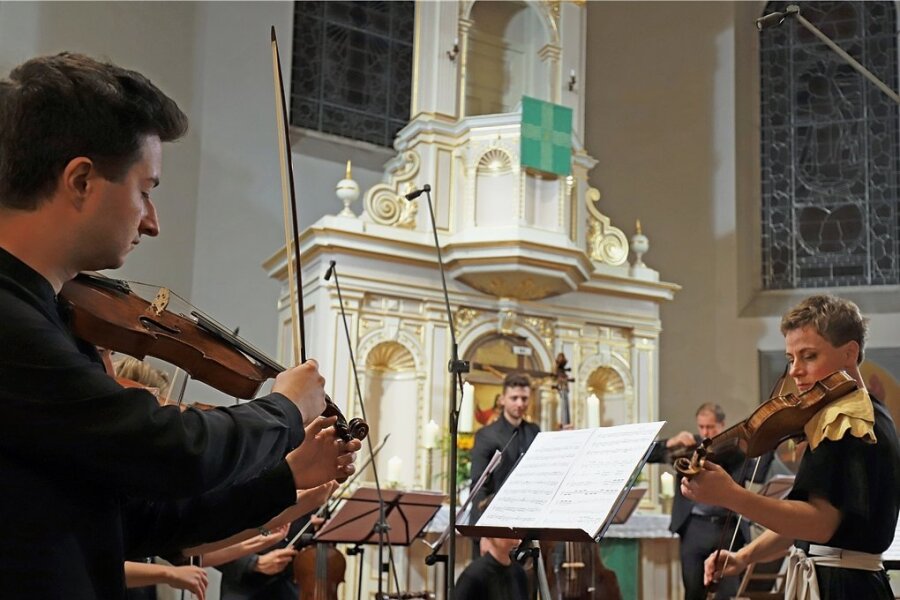 Violinistin Martyna Pastuszka (rechst), Gründerin und Leiterin des Orkiestra Historyczna, führte ihre Musikerinnen und Musiker engagiert durch das Eröffnungskonzert der Silbermann-Tage. 