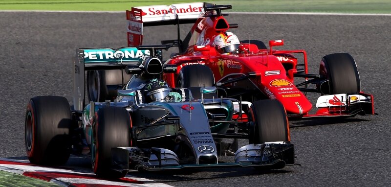 Silberpfeile gegen Rote Göttin - Nico Rosberg im Mercedes vor Sebastian im Ferrari bei den Testfahrten Anfang des Monats in Barcelona.