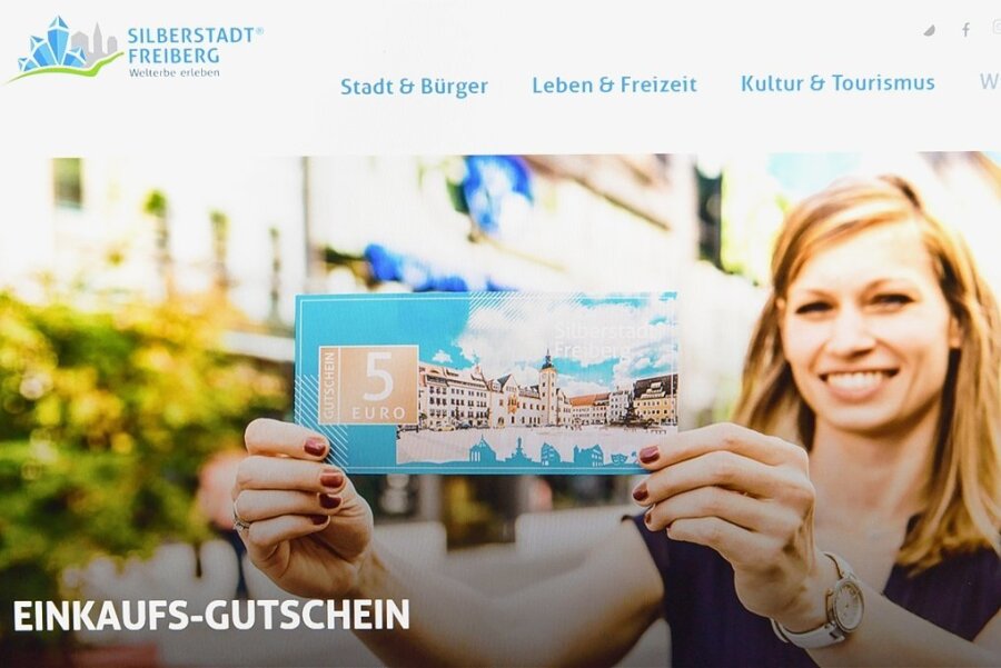 Silberstadt-Gutscheine entpuppen sich als Renner - Citymanagerin Nicole Schimpke zeigt auf der Internetseite der Stadt einen Gutschein. 