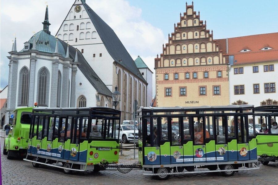 Silberstadtbahn startet in die neue Saison - Die Silberstadtbahn 2020 auf dem Freiberger Untermarkt. 