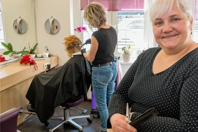 Silent Cut? Was die Erzgebirger ihrem Friseur erzählen - Friseurmeisterin Anja Hetzel-Hiemann kann dem neuen Trend von Haarschnitt ohne Unterhaltung nichts abgewinnen. 